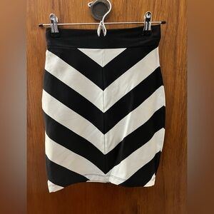Y2K Bebe Black and White Chevron Pencil Skirt size XXS stretchy